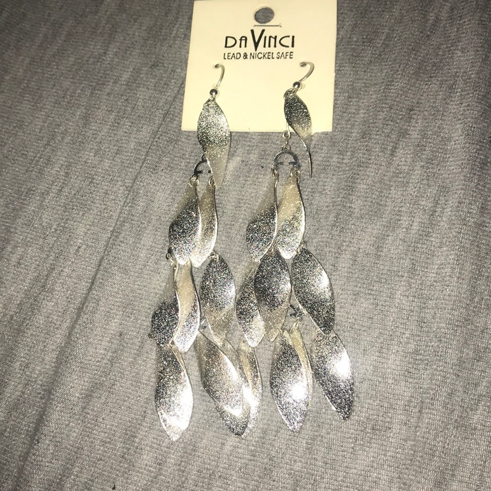 ⭐️Silver dangly chandelier lightweight earrings!
